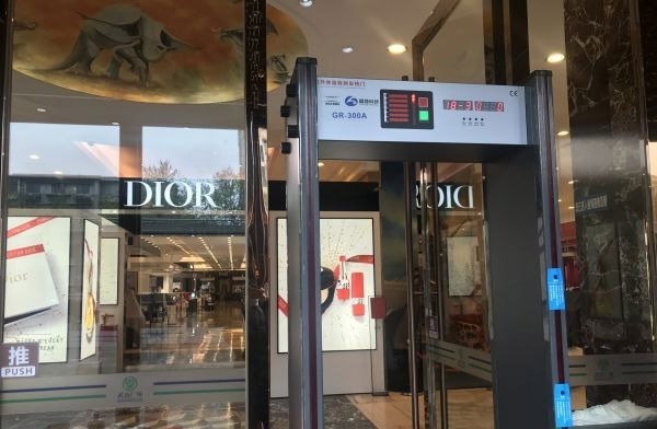 紅外線測(cè)溫安檢門限流，重啟前夕記者探訪武商